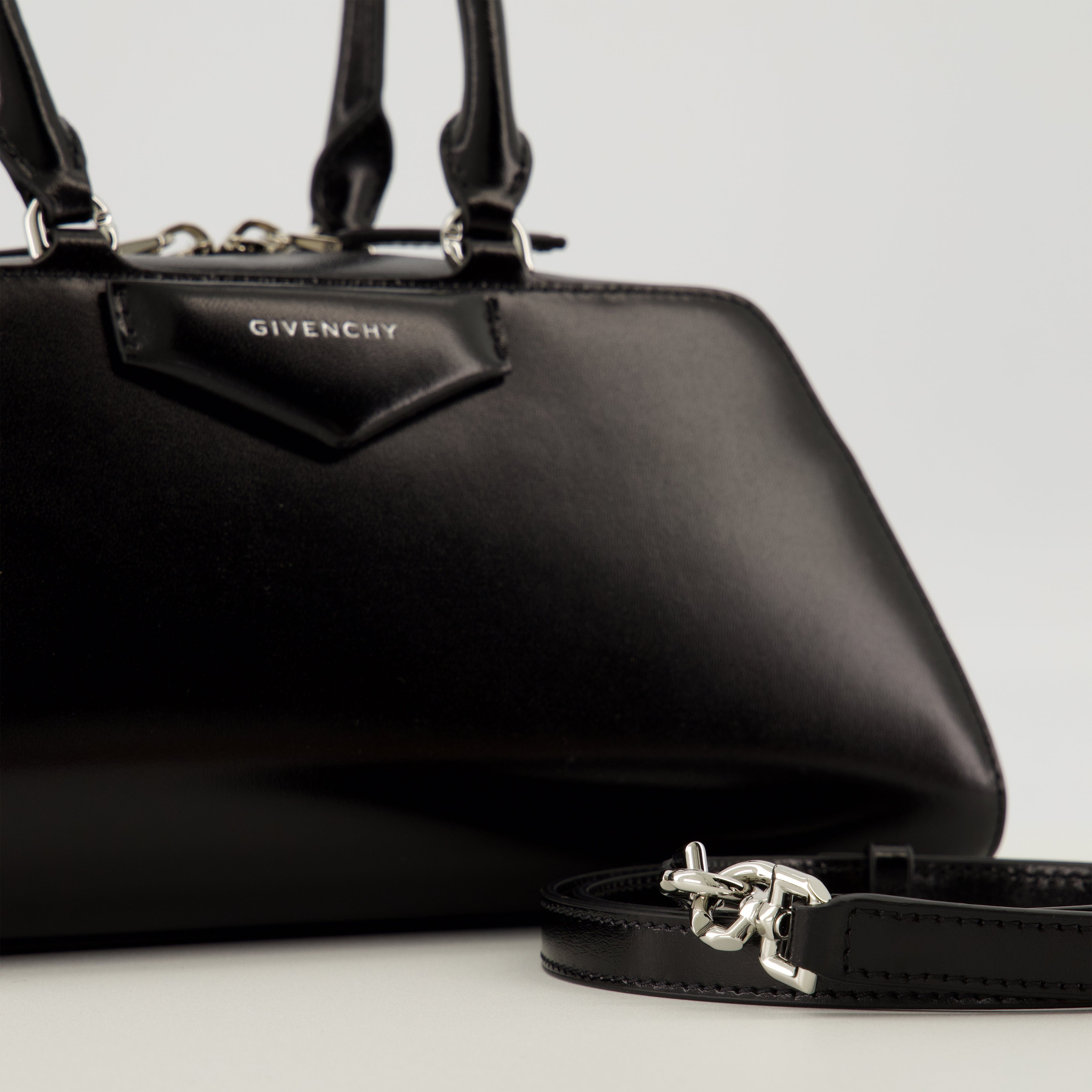 Antigona East-West Bag